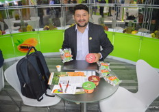 Kassio Almada, de Cooperacre, en Brasil, muestra las muestras de nueces de la cosecha de 2023.